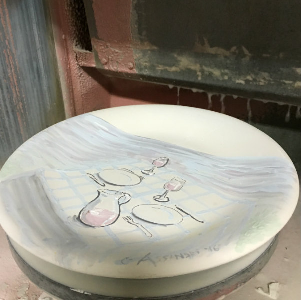 Italian Summers plate Tavola sul Mare, the making of. Handpainted by Claudio Assandri, design by Lisa van de Pol. Italian Style ceramic plates about Italian Summers