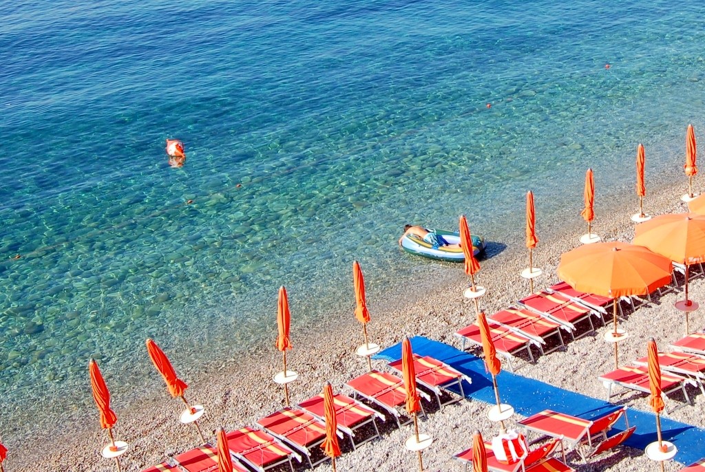 Ochtend in Marina del Cantone stukje strand stukje zee