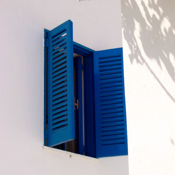 Panarea Island, blue shutters, photo by Lisa van de Pol. Italian Summers