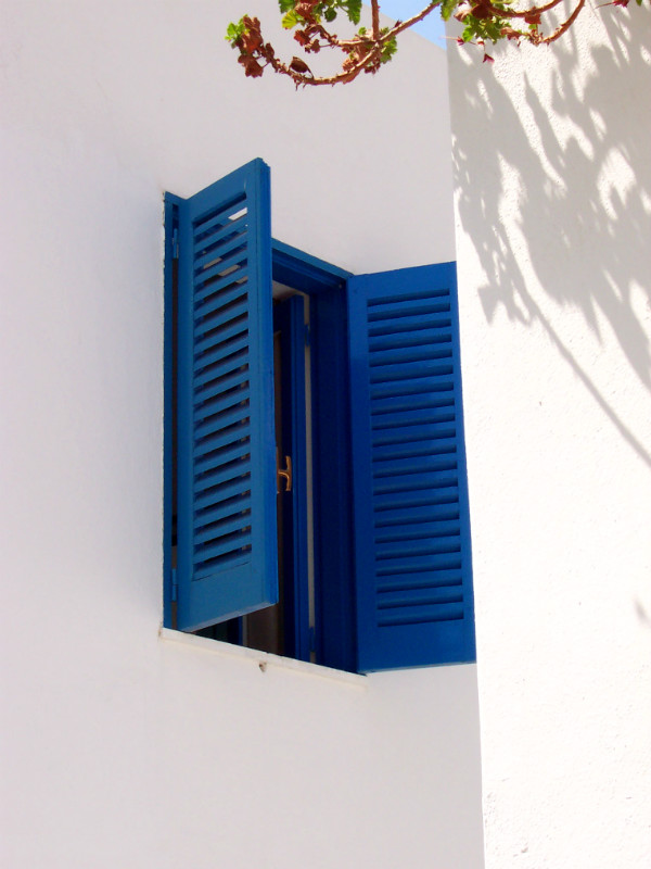 Panarea Island, blue shutters, photo by Lisa van de Pol