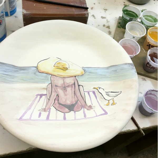 Positano Beach Hat plate, by Italian Summers. Italian Style ceramic plates | Design Lisa vaan de Pol, artwork by claudio assandri