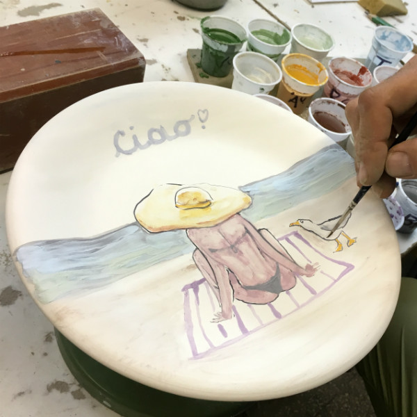Positano Beach Hat plate, by Italian Summers. Italian Style ceramic plates by Italian Summers. Design by Lisa van de Pol, artwork by Claudio Assandri