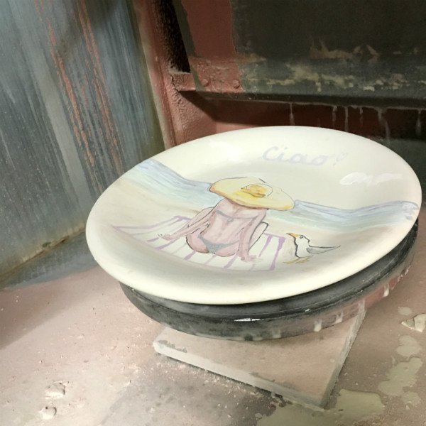 Positano Beach Hat plate, by Italian Summers. Italian Style ceramic plates by Italian Summers. Design by Lisa van de Pol, Artwork by Claudio Assandri