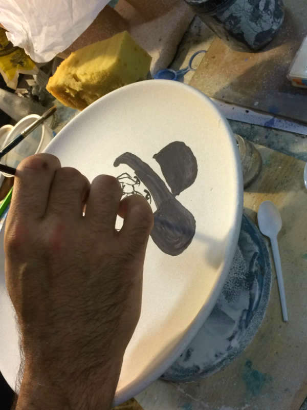 The making of the Italian Summers plate Donna in nero. Exclusive ceramic plates by Italian Summers